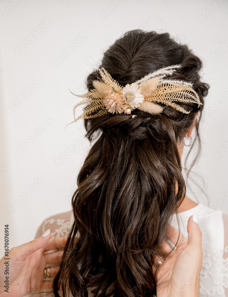 Naklejka premium cabello, mujer, beldad, peinado, boda, moda, novia, crespo, modelaje, estilo, persona, sonrisa, coleta, mujer, gente, chico, amor, hombre, boda, vestido, traje, novios, novia, novio, marido, mujer, ca