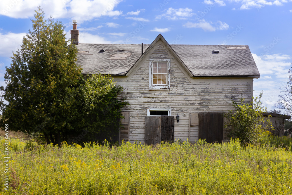 Obraz premium Dilapidated abandoned old house in rural southern Ontario Canada