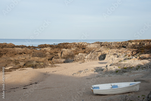 Bateau sur la plage au lever du soleil avec vue sur l'océan