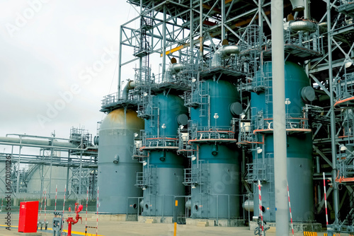 complex system of pipes and assemblies in a plant for the production and treatment of liquefied natural gas