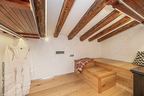 Fotografie pacious industrial loft with a spectacular structure of reclaimed ship's-wood be