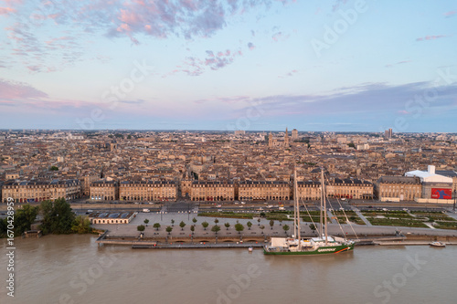 Bateau Greenpeace amarré au port de la lune à Bordeaux