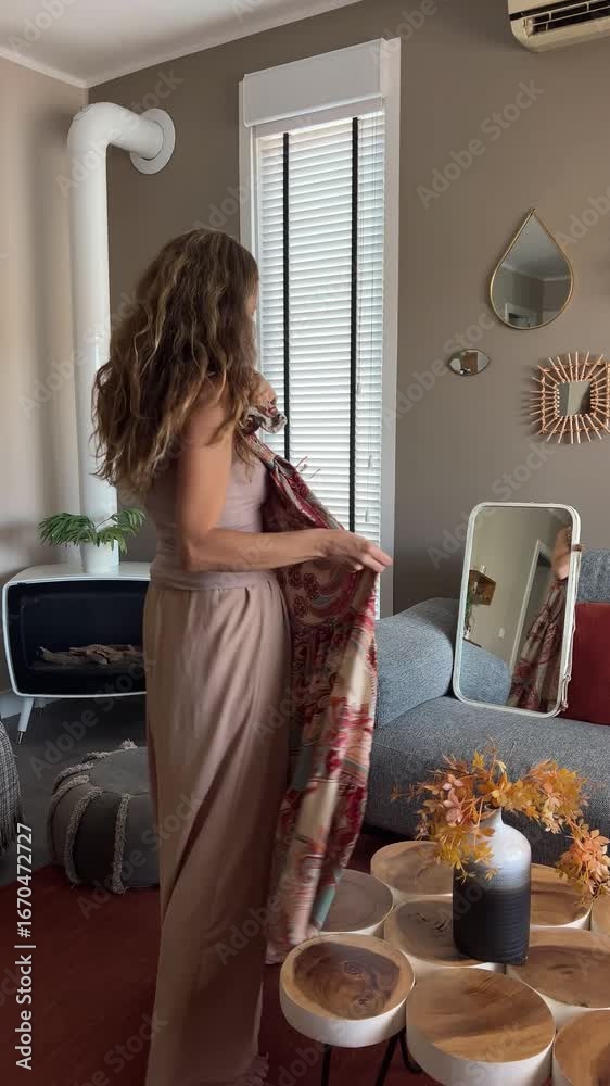 Mujer coqueta probandose vestido frente al espejo 4K