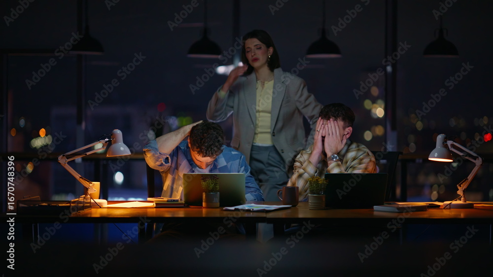 Obraz premium Night managers reacting business fail office laptop closeup. Nervous colleagues