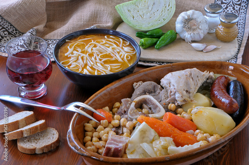 Fuente con cocido madrileño y bol de sopa