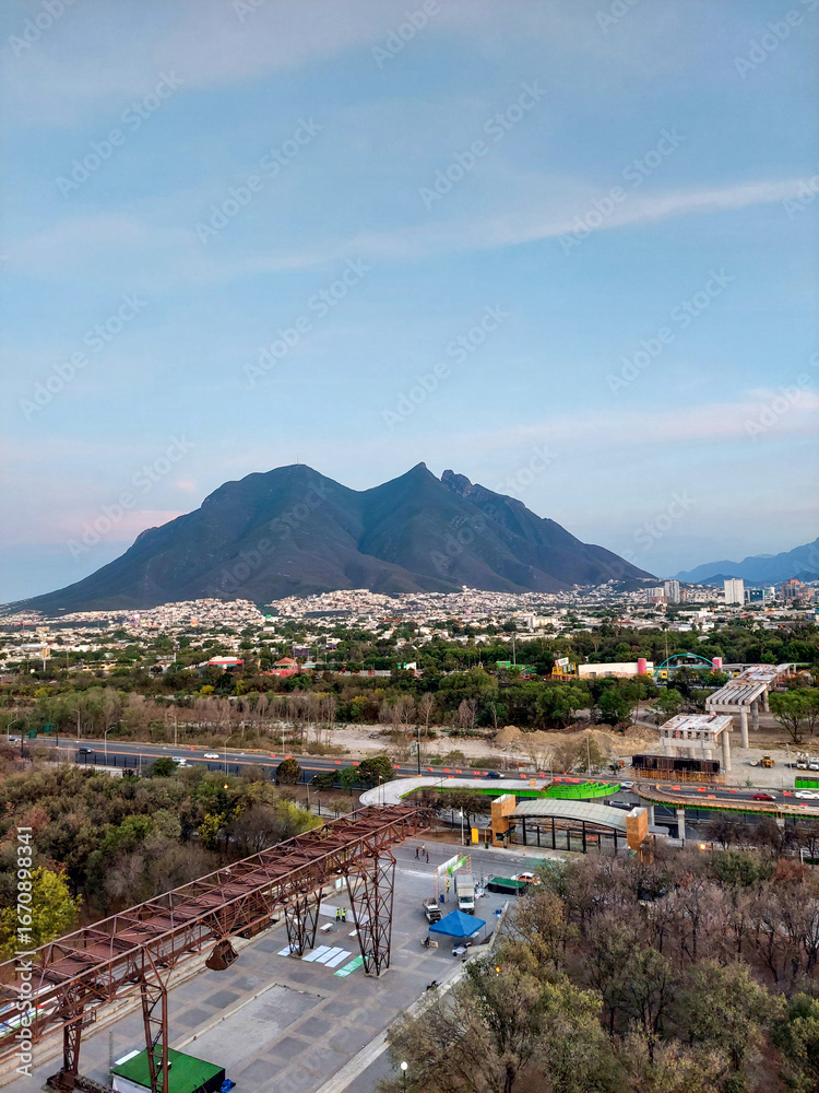 Fototapeta premium Mountain and City with Urban Development – Cerro de la Silla, Monterrey