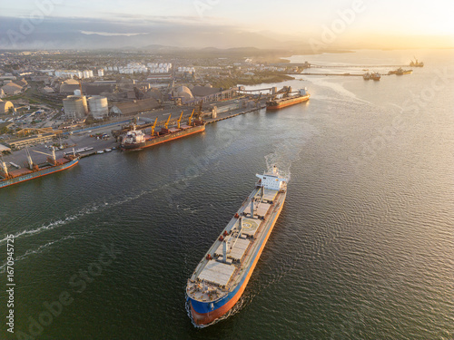 Imagem aérea do Porto de Paranaguá com navio desatracando. 