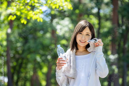 Wallpaper Mural タオルで汗を拭って水分補給する女性 Torontodigital.ca