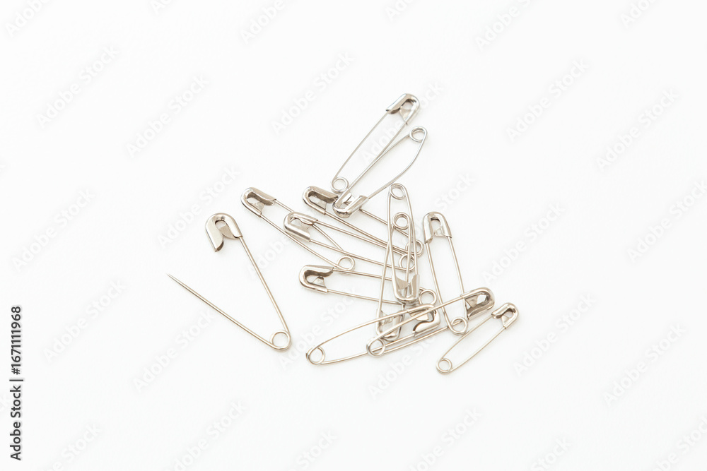 Fototapeta premium 安全ピン 白バック