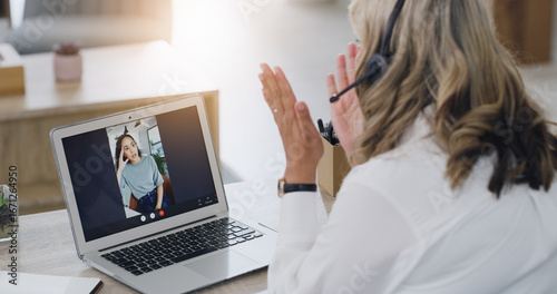 Foto Therapist, person and laptop for video call at house for consultation, therapy session and advice
