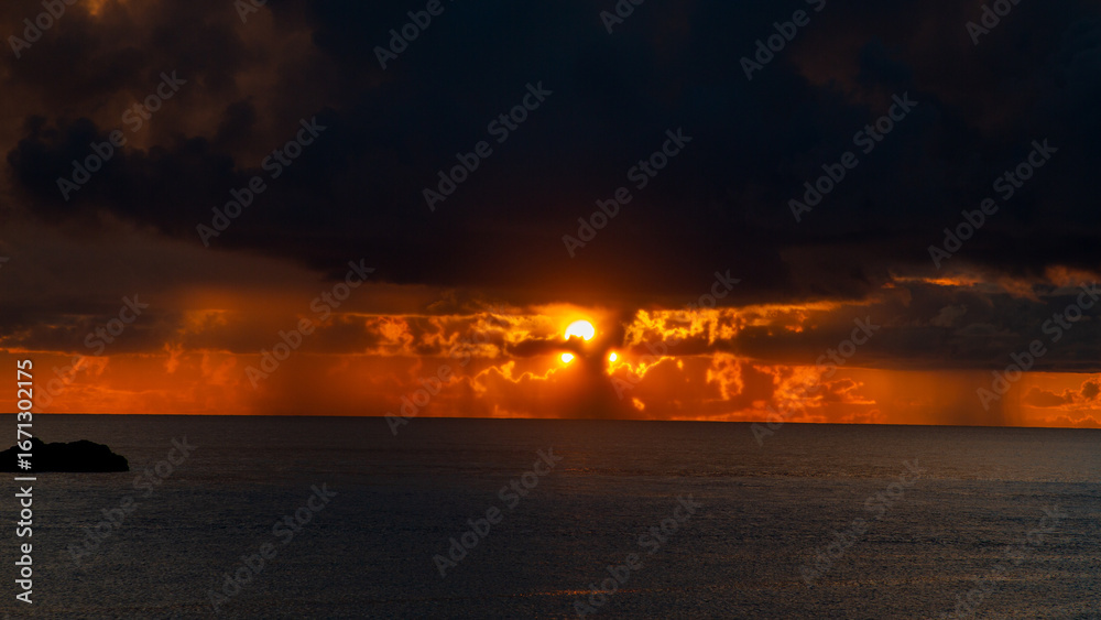 Naklejka premium 奄美の夕景。イメージ。夏雲。