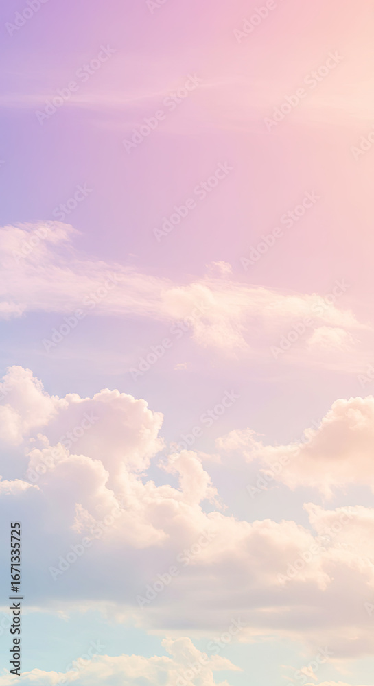 Obraz premium A pastel-toned sky, filled with fluffy clouds, displays a serene and peaceful ambiance.
