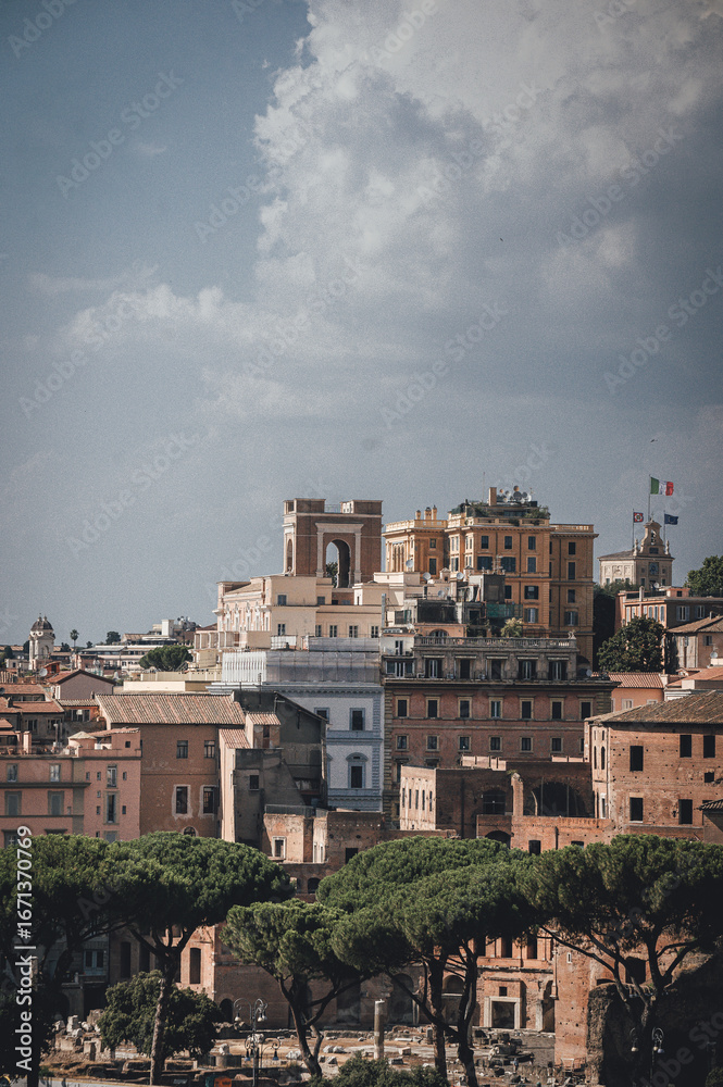Obraz premium Collection of Rome photography featuring Vatican City, St. Peter’s Basilica, historic center, and romantic summer moments with couples exploring the Italian capital.