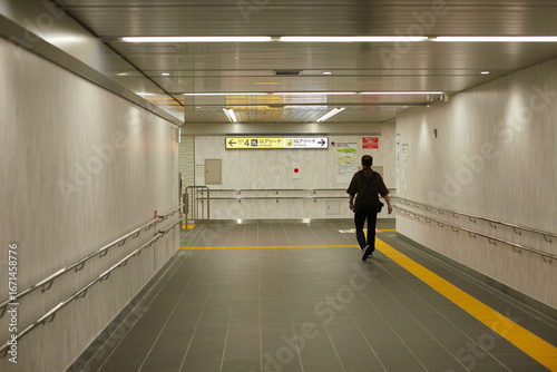 Konstfotografi 名古屋の名城線の地下鉄の通路を渡る男性乗客の姿