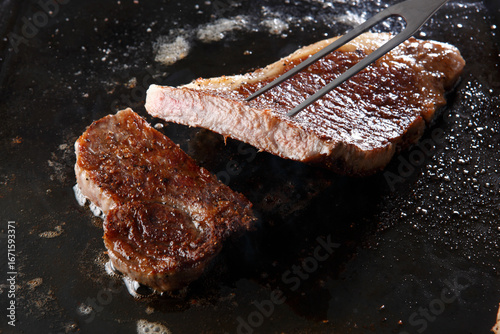 Papier peint 鉄板でステーキを焼いているシーン