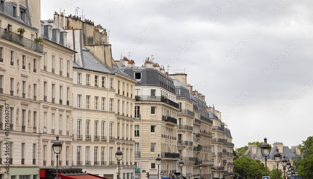 Naklejka premium Immeuble Haussmannien parisien