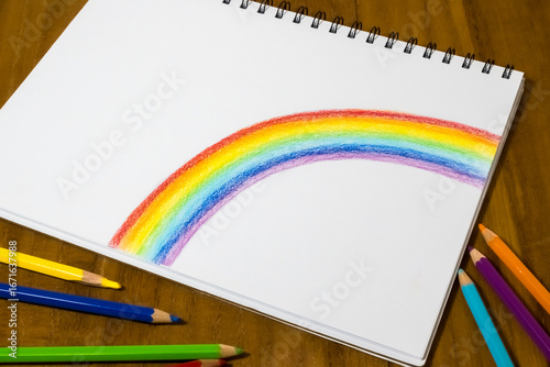 スケッチブックに色鉛筆で描かれた虹
