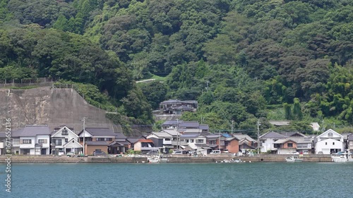 仮屋湾と仮屋漁港の街並み（佐賀県玄海町）