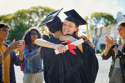 Fotografía Friends hugging and celebrating during graduation ceremony