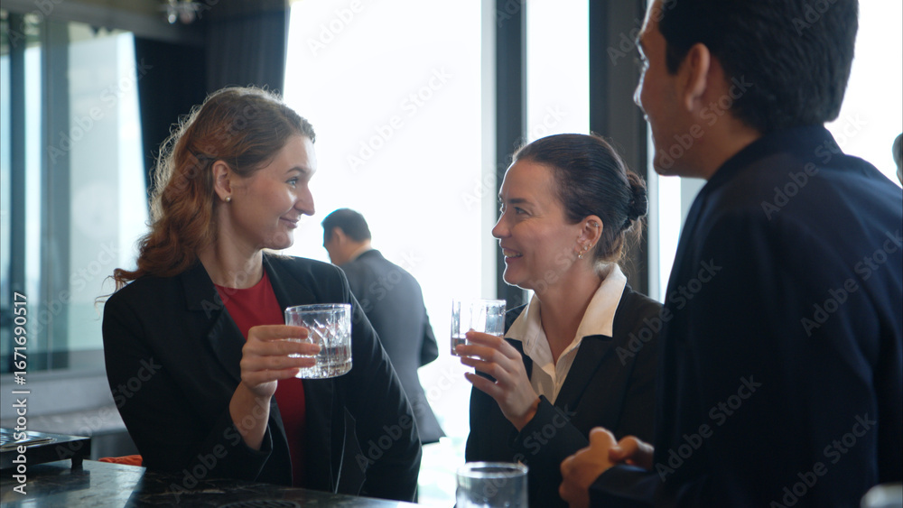 Obraz premium Smiling bartender serving drinks to customers at a modern bar