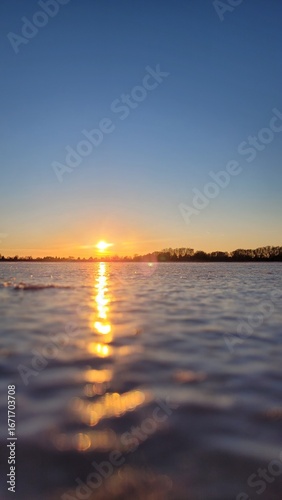 Sonnenuntergang Eisfläche gefrorener See