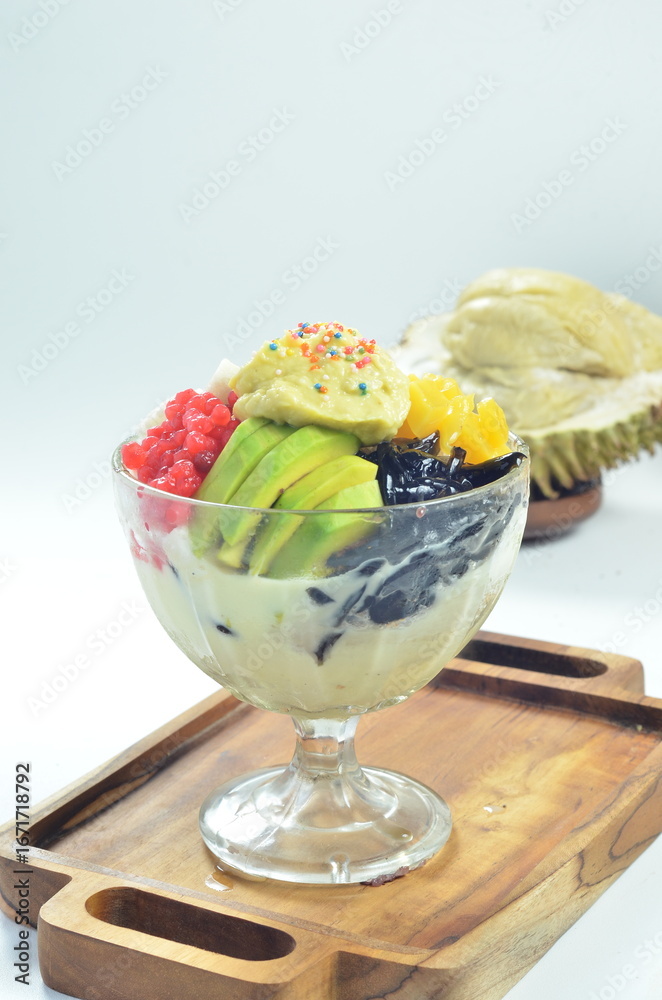 Φωτογραφία Indonesian iced drink with durian, sweet and fresh taste of es doger