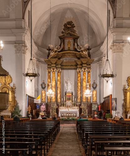 Oración en Iglesia neogótica católica