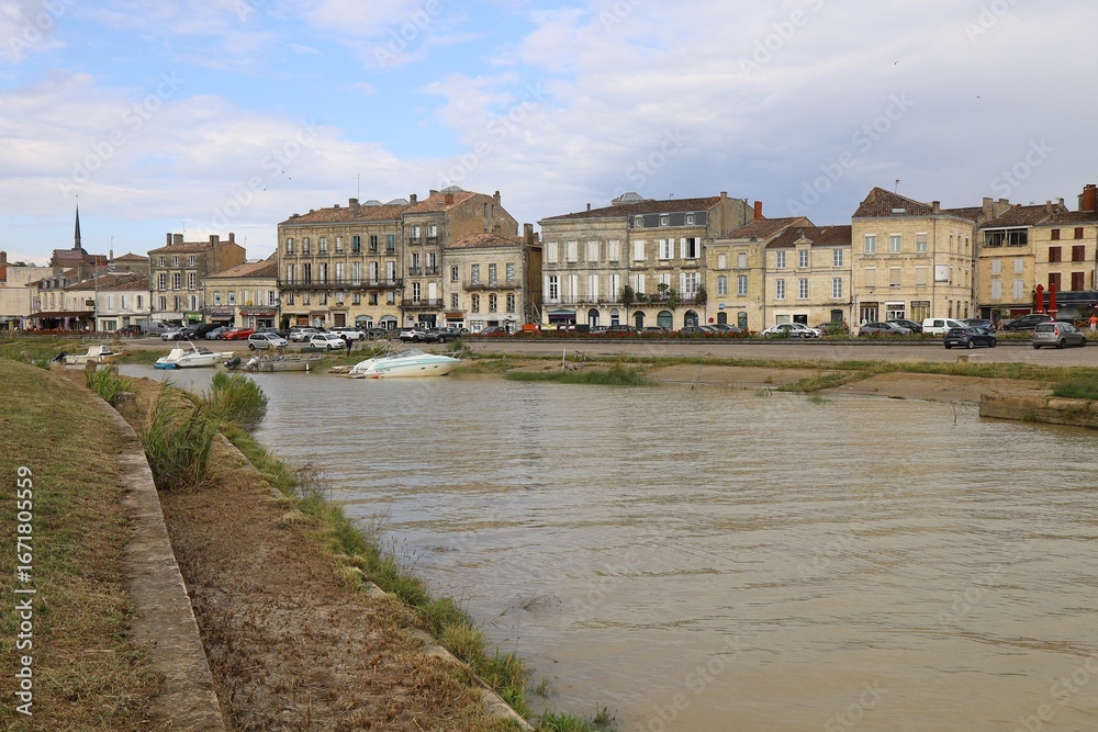 La rivière le Saugeron, ville de Blaye, département de la Gironde, France La rivière le Saugeron, ville de Blaye, département de la Gironde, France