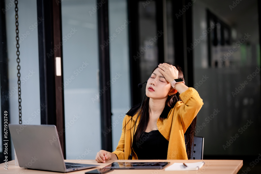 Obraz premium Angry young woman arguing with businessman in casual meeting at café, frustrated over contract, debt, or financial problem indoors. 