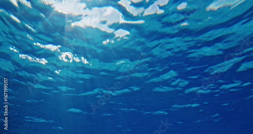 The sunlight refracts through the sea surface, creating a unique and beautiful scene in the sea.