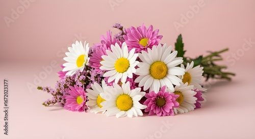 Papel tapiz elegante con flores blancas y rosas sobre fondo rosa suave, inspiración, soñador