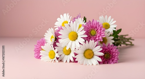 Papel tapiz elegante con flores blancas y rosas sobre fondo rosa suave, inspiración, soñador