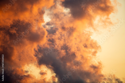 Dramatischer Sonnenuntergang über dem Vätternsee, Schweden