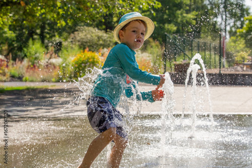 Kind auf einem Wasserspielplatz