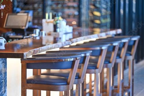 レストランのカウンターに並んでるイスのイメージ写真