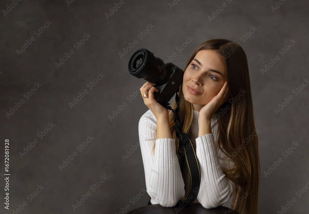 Obraz premium Portrait of female photographer with camera. Hobby, creativity, and professional equipment.