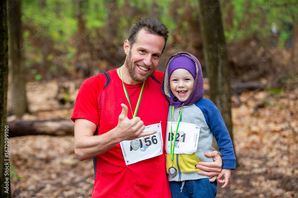 Naklejka premium Gemeinsam im Ziel, Laufwettkampf Papa und Sohn
