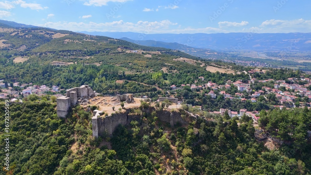 Obraz premium Niksar Castle, locally known as Niksar Kalesi, lies in the city of the same name, in the province of Tokat in Turkey.