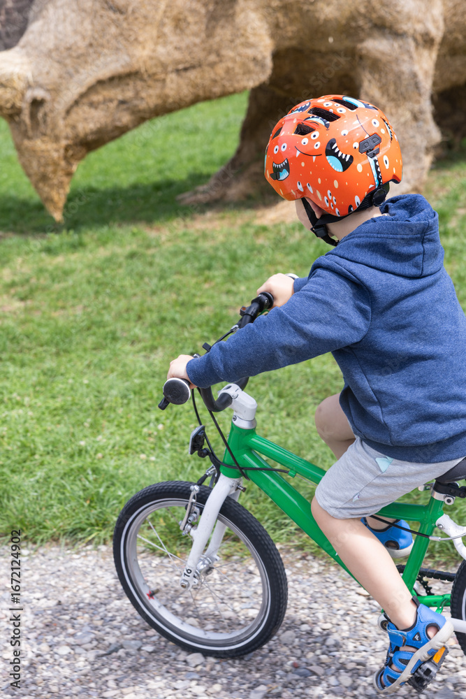 Obraz premium Familienausflug mit dem Fahrrad in Neuf-Brisach im Elsass bei Colmar und Breisach, Frankreich