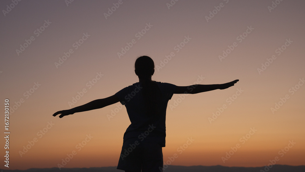 Fototapeta premium Kind-Silhouetten im Sonnenuntergang