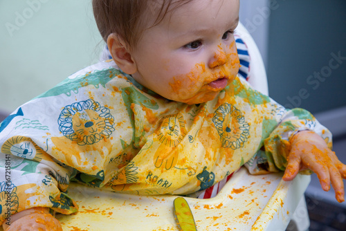 Baby lernt zu essen