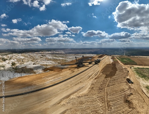 Hochauflösende Drohnenpanoramen und 360-Grad-Aufnahmen der Sophienhöhe bei Niederzier. Sichtbar sind der Braunkohletagebau Hambach, große Absetzer und rekultivierte Landschaften im Rheinischen Revier.