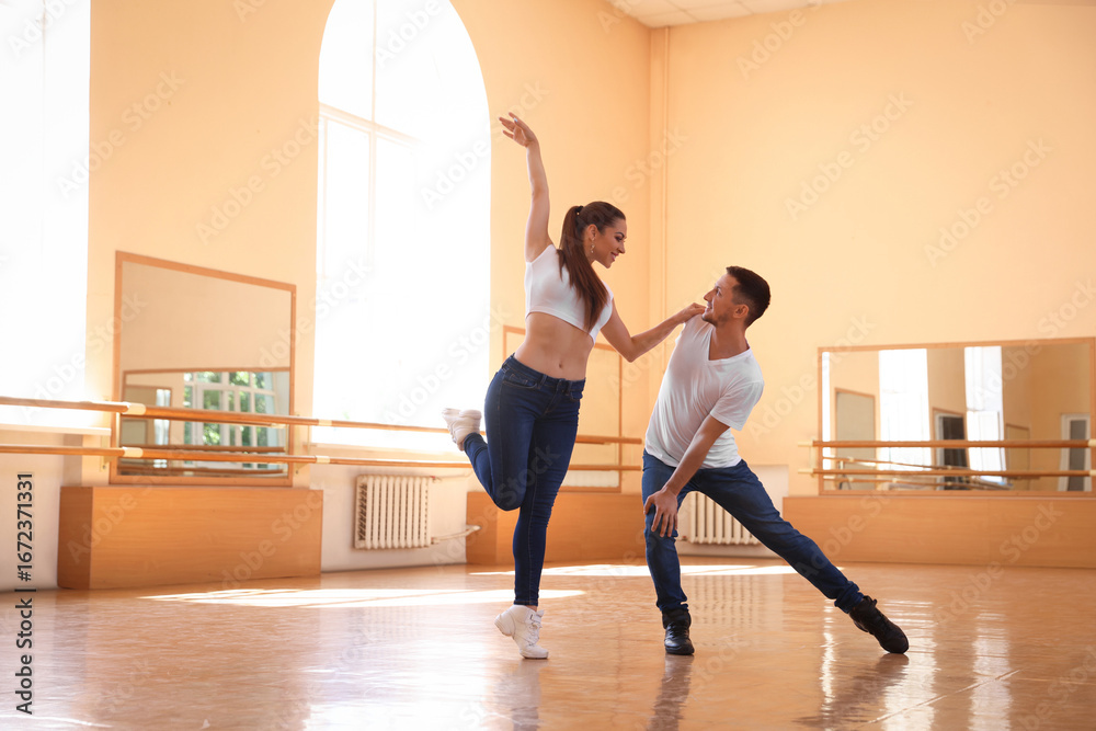 Obraz premium Couple of professional dancers training in studio
