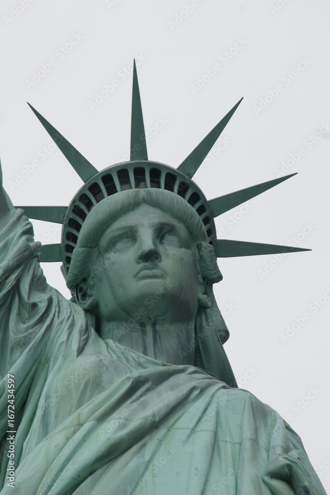 Fototapeta premium tête et partie haute de la statue de la liberté à New York