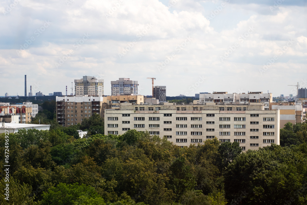 Naklejka premium Urban Cityscape with Greenery and Modern Architecture