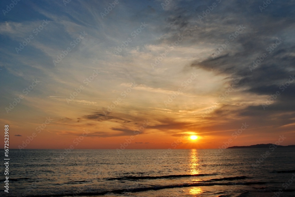 Fototapeta premium Sunset over the sea