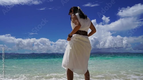 沖縄の海辺の女性