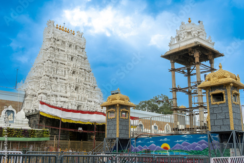 Tirupati, aux portes du divin; White Majesty under Sacred Skies