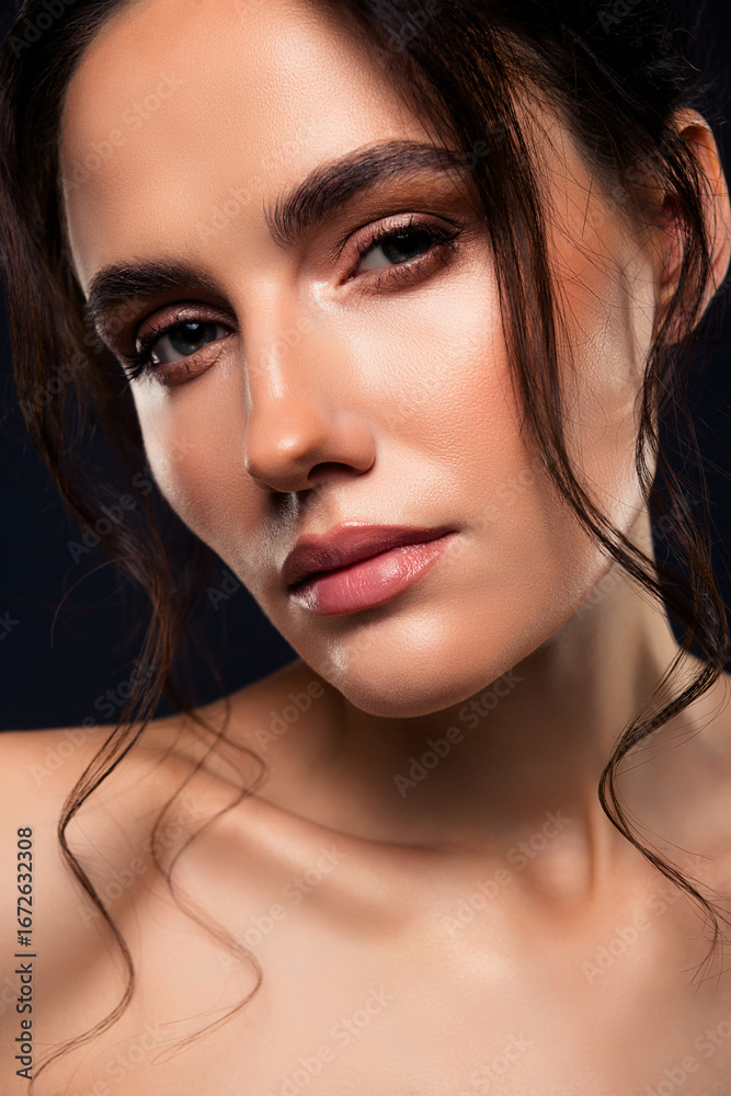 Naklejka premium Close up portrait of a young woman with flawless skin and elegant makeup, showcasing beauty