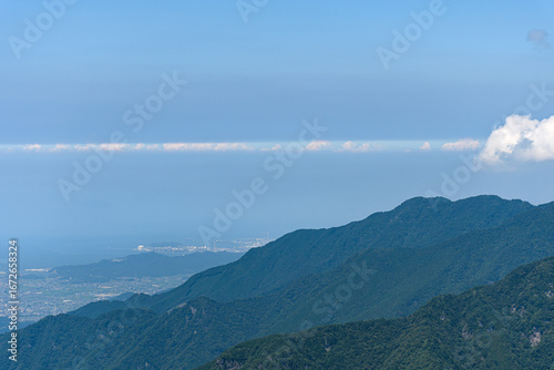 空に雲の筋ができる自然現象